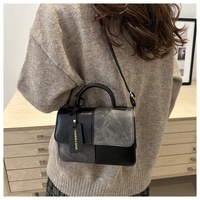 Sac à main structuré en cuir PU Star Wholesale pour femme, avec panneaux texturés, rabat magnétique et bandoulière réglable, idéal pour les trajets quotidiens