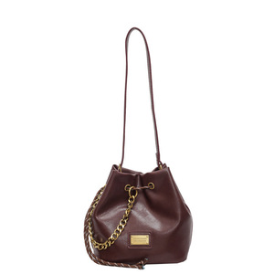 Bolso tipo cubo de moda para mujer en cuero marrón con diseño de cadena dorada - Product Image 4