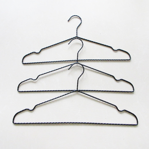 Cintre minimaliste en métal ultra-fin noir pour vêtements, organisateur de placard pour dortoir et maison, avec fil triangulaire fin - Product Image 3