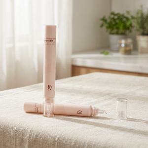Tube souple rose nude en PE avec logo minimaliste imprimé et embout applicateur compte-gouttes transparent pour primer et crème pour la peau - Product Image 1