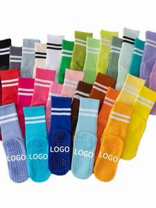 Chaussettes de Pilates mi-mollet JZVINA pour femmes, antidérapantes, respirantes, anti-transpiration, motif léopard, pour yoga, barre, fitness, sans coutures, usage quotidien - Product Image 1