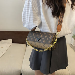 กระเป๋าผู้หญิงที่จำหน่ายโดยโรงงานผลิตของจีน พร้อมสายสะพายตกแต่งด้วยโซ่ทรงกระบอก 2817 - Product Image 6