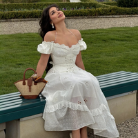 Robe midi décontractée pour femme, épaules dénudées, manches courtes bouffantes, broderie anglaise, coupe trapèze fluide, idéale pour les sorties quotidiennes et les pique-niques