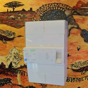 Disjoncteur à boîtier moulé blanc JUNW TG-460 3kA 440V avec unité de déclenchement électronique et protection contre les courants résiduels - Product Image 3