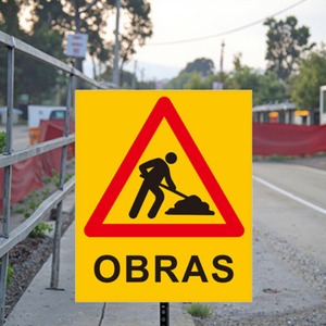 Tablero de <span class=keywords><strong>señal</strong></span> de tráfico reflectante amarillo de 600mm Construcción de lámina galvanizada para tráfico por carretera Fácil de leer y visible - Product Image 1