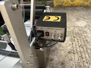 Machine d'étiquetage de bouteilles rondes en PET semi-automatique électrique à écran tactile PLC pour l'eau, les jus, les boissons gazeuses - Product Image 6