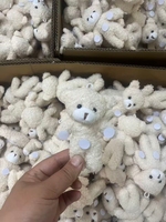 Ours en peluche doux et mignon pour présentation sur table de café
