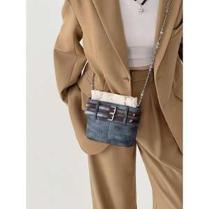 Sac seau en jean avec cordon de serrage en cuir et doublure intérieure pour femme - Product Image 1