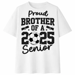 T-shirt da uomo per fratelli orgogliosi del campione di calcio 2025, maglietta bianca oversize a maniche corte, top per tifosi di calcio e famiglie per la laurea - Product Image 3