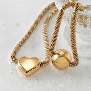 Collier ras du cou en acier inoxydable massif avec pendentif cœur en métal style rétro, chaîne statement et grosse boule plaquée or - Product Image 3