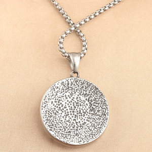 Yunnique – pendentif crâne en acier inoxydable avec pierre rouge, design arbre de vie, pour hommes et femmes, collier à la mode, 231044 - Product Image 2