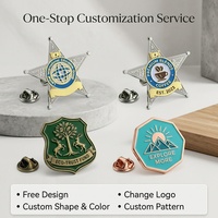 Badges métalliques personnalisés dorés, épingles de revers 3D en relief, artisanat métallique mat sablé en gros pour cadeaux de mariage, souvenirs