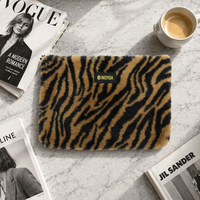 Sac à main en fourrure synthétique douce et moelleuse OEM, grande capacité, imprimé tigre, sac cosmétique portable, organiseur de maquillage avec étiquette personnalisée