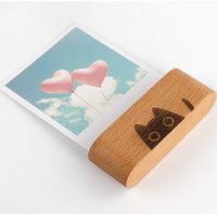Porte-cartes de visite en bois naturel gravé avec fermeture à bouton, support de présentation de cartes de visite sur pied pour bureau, idéal pour l'école