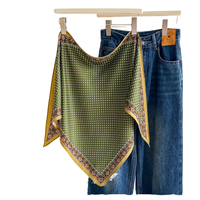Écharpe carrée géométrique imprimée tendance printemps en polyester durable, accessoire polyvalent à porter sur les jeans ou comme couche extérieure