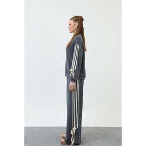 ชุดเซ็ตสองชิ้นถักนิตติ้งสำหรับผู้หญิง แขนยาว สวมใส่สบาย ระบายอากาศได้ดี สีเอครู ใส่ได้ทุกฤดู - Product Image 2