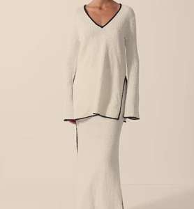 Algodão orgânico V-Neck Embossed Camisa Outono Há lacunas nos lados Skinny Fit Estilo Casual com logotipo frontal - Product Image 1