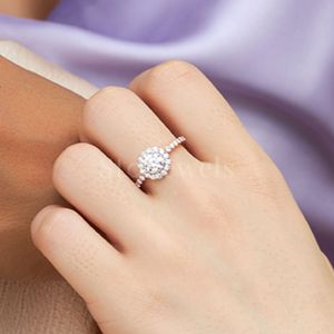 Anillo de plata solitario floral de Stonewels, con un impresionante juego de diamantes solitario dentro de un diseño floral delicado original - Product Image 5