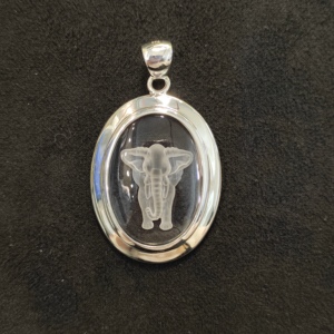 Colgante de Elefante Tallado en Plata 925 con Cuarzo Interno - Product Image 1