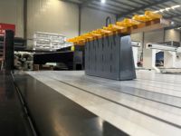 Otomatik Takım Değiştirme 4 Eksenli Ahşap CNC Router Profesyonel Kavisli Panel Yan Frezeleme Akıllı Ahşap İşleme Makinesi