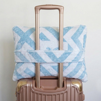 Couverture de voyage 2-en-1 personnalisée avec oreiller intégré, en flanelle douce, vente en gros, couverture portable pour avion avec sangle de bagage