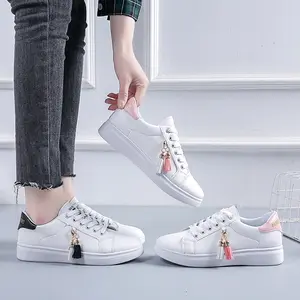 Nouveau design de chaussures plates blanches en métal décorées pour femmes baskets de luxe imperméables et antidérapantes pour l'extérieur chaussures décontractées pour femmes