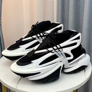 รองเท้าวิ่งผู้ชายดีไซน์หรูหราคุณภาพสูง พื้นหนา น้ำหนักเบา วัสดุผ้า เหมาะสำหรับกิจกรรมกลางแจ้ง - Product Image 2