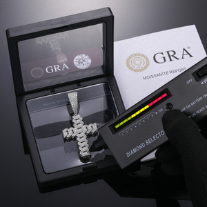 Collana con Ciondolo a Croce Cubana Iced Out Placcata in Oro con Moissanite VVS in Argento Sterling 925, Gioiello Hiphop Scintillante da Regalare per Uomo e Donna - Product Image 3