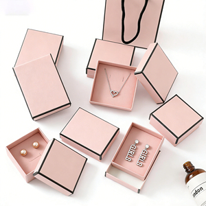 Scatola per Gioielli in Cartone Bianco Personalizzata <span class=keywords><strong>con</strong></span> Marchio/<span class=keywords><strong>Nome</strong></span>, Lussuosa ed Ecologica, <span class=keywords><strong>con</strong></span> Goffratura per Orecchini, Bracciali, Ciondoli e Collane - Product Image 5