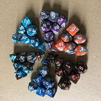 Lot de 7 dés polyédriques bicolores de 16 mm en acrylique à bords arrondis pour D&D et jeux de rôle sur table