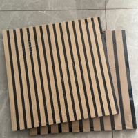 Quadratische Holzlatten-Akustikpaneele mit PET-MDF Umweltfreundliche Schallabsorption für Wohnzimmer Schlafzimmer Fitnessstudio - Modernes Design