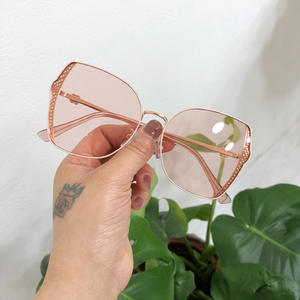 แว่นกันแดดทรงใหญ่สำหรับผู้หญิง Qianai ดีไซน์กรอบโปร่งทรงไม่สมมาตร กรอบสีทอง เลนส์ AC ป้องกันรังสียูวี 100% แฟชั่นกันแดด - Product Image 4