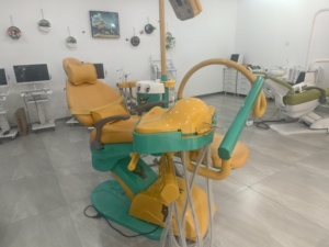 Fauteuil dentaire pédiatrique pour enfants avec alimentation électrique, lecteur de films animés, fabriqué en métal et plastique durables - Product Image 6