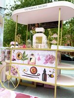 Chariot de présentation mobile rose pour cosmétiques, idéal pour événements extérieurs – Vente directe usine