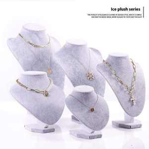 Expositor de Collares de Terciopelo Elegante con Base de Cuero, Maniquí para Exhibición de Joyería, Organizador de Almacenamiento de Collares - Product Image 2