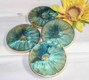 Ensemble de dessous-de-verre en résine de qualité supérieure, parfait pour protéger les meubles de la chaleur, des déversements et de l'humidité tout en rehaussant l'ambiance moderne de la maison - Product Image 1