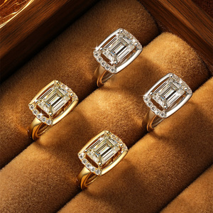 Pendientes de Aro con Halo de Moissanita Corte Esmeralda de 2ct, VVS D GRA, Chapados en Oro de 14K, Joyería de Moissanita Certificada GRA, Modernos y Elegantes para Mujer - Product Image 3