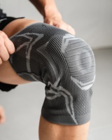 Genouillère de compression rembourrée en tricot élastique avec coussinet de soutien pour l'entraînement en salle de sport, l'haltérophilie et la protection sportive