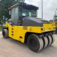Rouleau pneumatique Dynapac CP275 stable avec poids réglable de 14 à 30 tonnes, adapté aux travaux de compactage des routes en asphalte