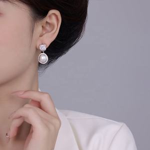 Pendientes Geométricos de Circonia Estilo Retro Francés para Mujer, Joyería de Cobre de Alta Gama, Nueva Tendencia, con Perla, Hechos a Mano, Modernos - Product Image 4