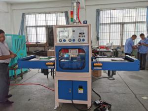 Máquina automática/automática para fabricar guantes de fútbol de portero HF con plataforma antideslizante - Product Image 2