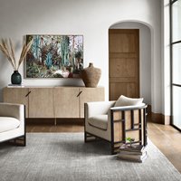 Fauteuil individuel moderne et minimaliste en tissu beige, design de créateur avec détails en rotin, idéal pour les salons de luxe et les projets hôteliers