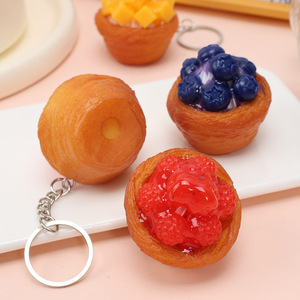 Colgante de tarta de frutas realista, llavero creativo con forma de postre en miniatura, decoración para bolso - Product Image 3