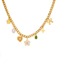 Collier en acier inoxydable plaqué or avec pendentif ovale en forme de perle et fleur avec ruban en forme de cœur émeraude au design vintage