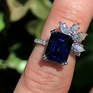 Anello di Lusso Floreale da Donna con Accento Blu, Elegante Gioiello Regolabile in Lega di Rame - Product Image 6