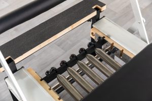 Machine de Pilates Reformer <span class=keywords><strong>V2M</strong></span> de qualité supérieure pour studio commercial, avec ressorts importés, en aluminium blanc - Product Image 6