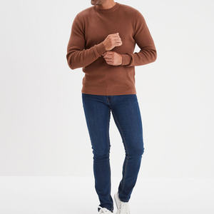 Pull en maille minimaliste texturé à col rond pour homme en taupe, fabriqué en coton bouclé aéré pour une fluidité légère et une respirabilité - Product Image 5