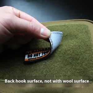 Badge décoratif en sequins à boucle auto-agrippante en caoutchouc écologique, autocollant PVC « Attention, Danger - Ne pas toucher, conséquences graves » - Product Image 2