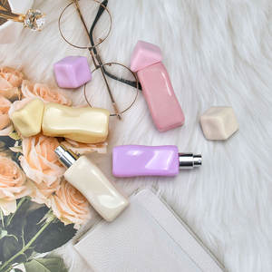 Nouvelle conception, flacon <span class=keywords><strong>de</strong></span> <span class=keywords><strong>parfum</strong></span> en verre portable <span class=keywords><strong>de</strong></span> <span class=keywords><strong>30</strong></span> <span class=keywords><strong>ml</strong></span> (1 oz), forme irrégulière <span class=keywords><strong>de</strong></span> vague d'<span class=keywords><strong>eau</strong></span>, coloré, vaporisateur - Product Image 5