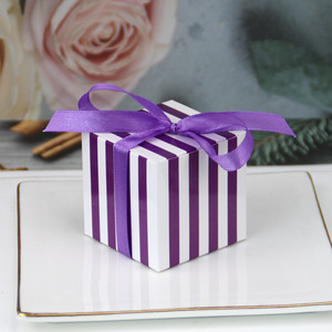Caja <span class=keywords><strong>de</strong></span> Regalo <span class=keywords><strong>de</strong></span> Papel Rígido Plegable con Diseño <span class=keywords><strong>de</strong></span> Rayas Verticales Blancas y <span class=keywords><strong>Negras</strong></span> Cuadradas, Impresión Personalizada, para Dulces, con Cintas, en Oferta - Product Image 4
